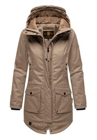 Beige parka met een zachte, textuurrijke voering, verstelbare capuchon, ritssluiting en knoopsluiting, twee voorzakken en een logoaccent op de borst.