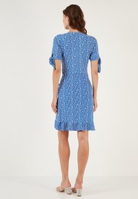LELA FLORAL V NECK RUFFLE DETAIL MINI  - Dienas kleita - royal blue