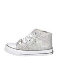 Zapatillas altas de tela con glitter plateado, puntera de goma blanca y suela gris. Cuentan con un cierre de cordones blanco y una superficie texturizada.