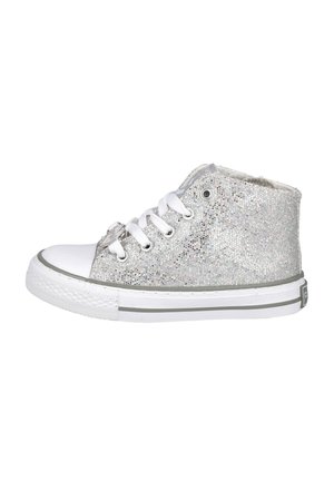 Zapatillas altas de tela con glitter plateado, puntera de goma blanca y suela gris. Cuentan con un cierre de cordones blanco y una superficie texturizada.