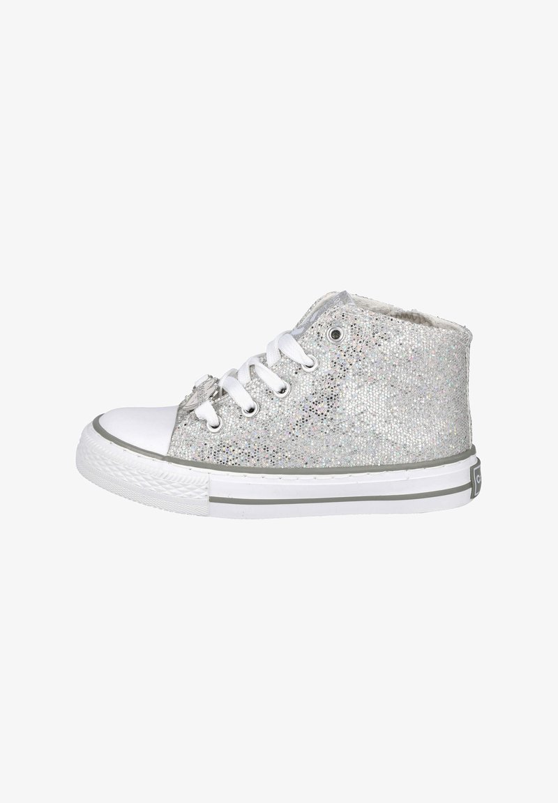 Zapatillas altas de tela con glitter plateado, puntera de goma blanca y suela gris. Cuentan con un cierre de cordones blanco y una superficie texturizada.