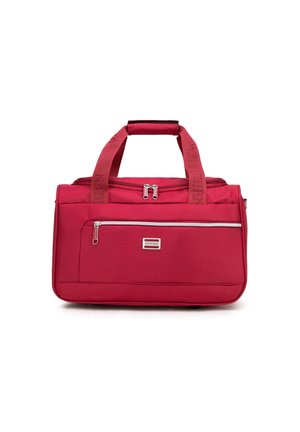 Borsa da viaggio in tessuto rosso con doppi manici superiori, scomparto principale con zip, tasca frontale con zip e placchetta con logo. Texture liscia, forma rettangolare.