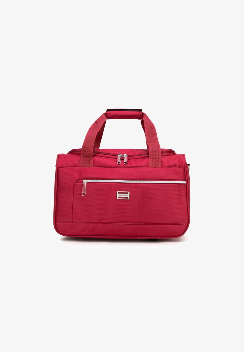 Bolsa de duffle roja de tela con dobles asas superiores, compartimento principal con cremallera, bolsillo frontal con cremallera y una placa con logotipo. Textura suave, forma rectangular.