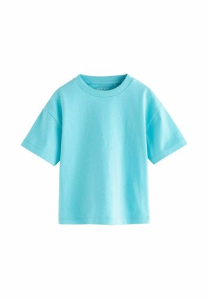 Jasnoniebieska bawełniana koszulka z krótkim rękawem, okrągłym dekoltem i prążkowanym kołnierzem, prezentowana na białym tle.