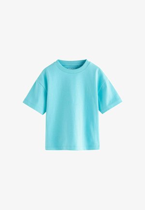 Helehall sinine lühikeste varrukatega puuvillane T-särk ümarate kaelustega ja soonikkoes kraega, valgel taustal.