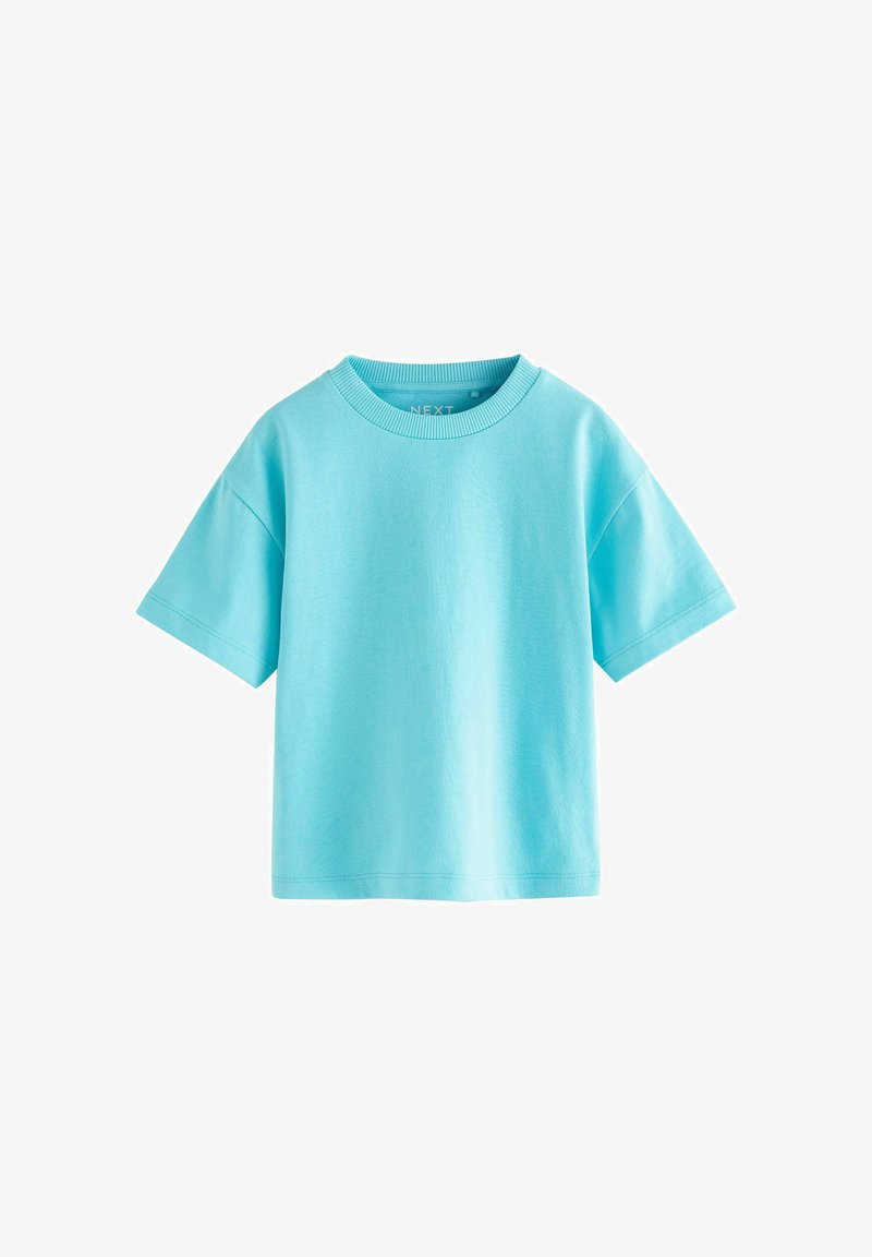 Világoskék, rövid ujjú, pamut póló kör alakú nyakkivágással és bordázott gallérral, fehér háttér előtt bemutatva.