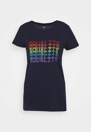 Marineblå T-shirt med korte ærmer med ordet "EQUALITY" gentaget i regnbuefarvede bogstaver på forsiden.