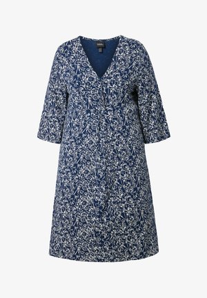 Marineblauwe knie-lange jurk met witte bloemmotieven, V-hals en driekwart mouwen.