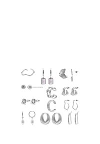 Assortiment de boucles d'oreilles en argent avec différentes formes : créoles, clous d'oreilles et styles pendants. Comprend des designs texturés, lisses et à motifs.