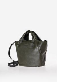 Borsa a mano verde in pelle con superficie testurizzata, manici doppi, tracolla e design minimalista. Presenta una chiusura con zip sul lato.