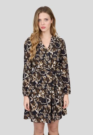 Robe noire à motifs floraux avec des manches longues, un décolleté en V, une taille cintrée, des motifs floraux blancs et dorés, et une jupe à coupe décontractée.