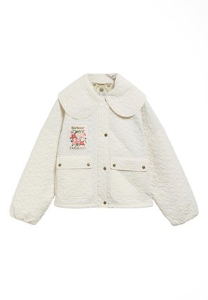 Κρεμ καπιτονέ μπουφάν με μεγάλο στρογγυλεμένο γιακά, δύο εμπρόσθιες τσέπες με καπάκια και κουμπιά, και υφασμάτινο λουλουδάτο λογότυπο "Barbour FARM RIO" στο αριστερό στήθος.