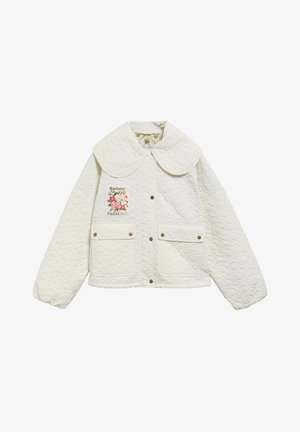 Crèmekleurig doorgestikt jack met grote afgeronde kraag, twee voorzakken met kleppen en knopen, en een bloemrijke "Barbour FARM RIO" patch op de linkerborst.