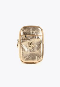 Borsa a tracolla compatta in oro metallico con texture, dotata di una tasca con zip frontale e un'ornamentazione con logo LC al centro anteriore.