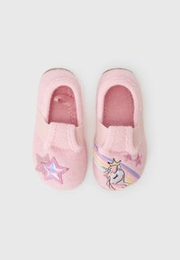 Pantuflas rosas hechas de suave fieltro, con una cinta elástica, apliqués de estrellas brillantes y un unicornio con un diseño de arcoíris en un lado.