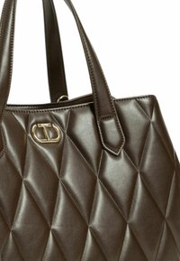Borsa a tracolla marrone trapuntata con finitura testurizzata, dotata di due manici resistenti e un dettaglio in metallo dorato sulla parte frontale.