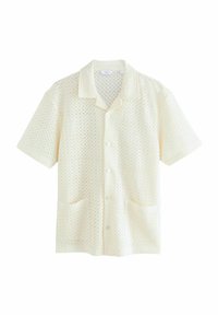 Camisa de manga corta en color crema con un patrón de diamantes texturizado, con cuello con muesca, cinco botones y dos bolsillos frontales.