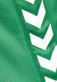 Tessuto a rete verde con un design a zigzag in bianco. Il materiale è leggero e traspirante, con una superficie texture e una trama aperta.
