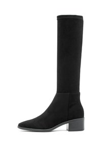 Czarny zamszowy botek do połowy łydki z niskim, stosunkowo szerokim obcasem i okrągłym czubkiem, przedstawiony w profilu bocznym na białym tle.