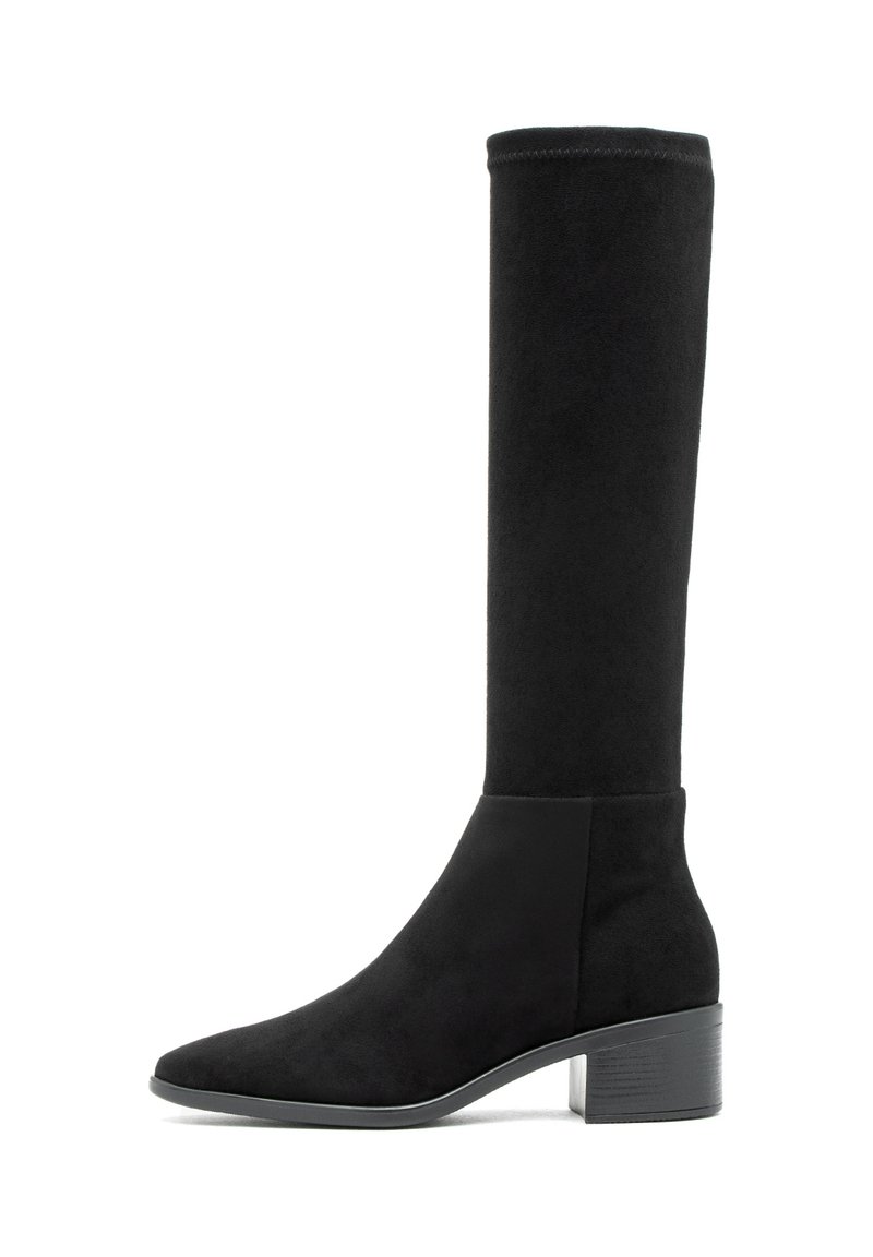 Czarny zamszowy botek do połowy łydki z niskim, stosunkowo szerokim obcasem i okrągłym czubkiem, przedstawiony w profilu bocznym na białym tle.