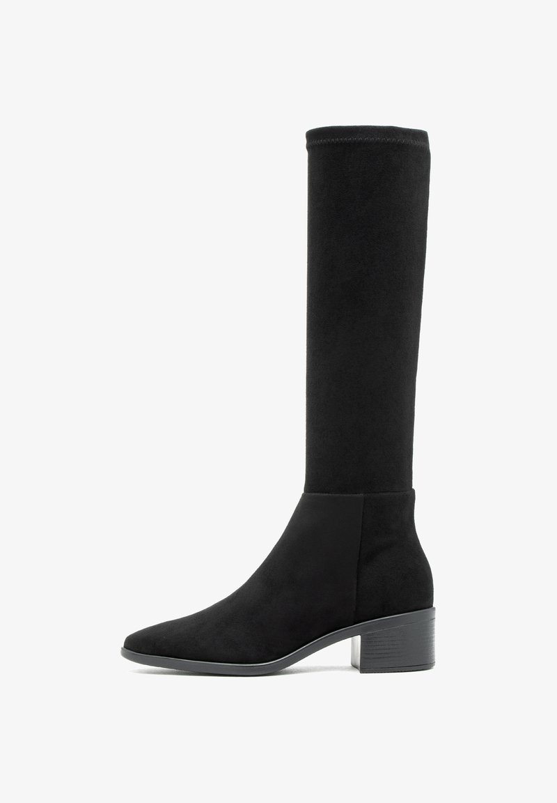 Czarny zamszowy botek do połowy łydki z niskim, stosunkowo szerokim obcasem i okrągłym czubkiem, przedstawiony w profilu bocznym na białym tle.