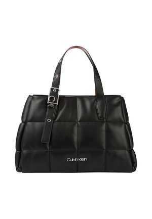 Sac à main en cuir noir matelassé avec deux anses, détail boucle argentée et logo Calvin Klein blanc centré sur le devant.