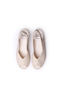 Beez espadrillid kõrvatu tekstilipealisega, avatud varbaga disain ja tekstuurne detail. Espadrille-stiilis pärk, mille ääres on õmblus.