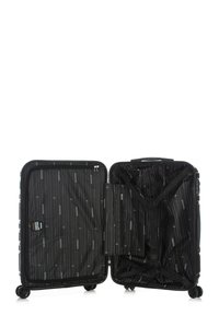 Zwarte koffer met wielen, voorzien van een harde schaal, met een met rits afgesloten interieur met gestreepte voering, verstelbare banden en meerdere vakken.