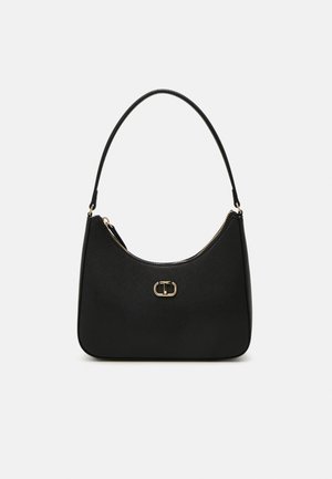 Sac à bandoulière en cuir noir avec une sangle incurvée unique, une fermeture éclair dorée et un détail de logo au centre avant.