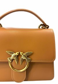 Borsa in pelle color tan con design strutturato, dotata di una chiusura a forma di uccello dorato e manico superiore; texture liscia e dettagli di cucitura sottili.