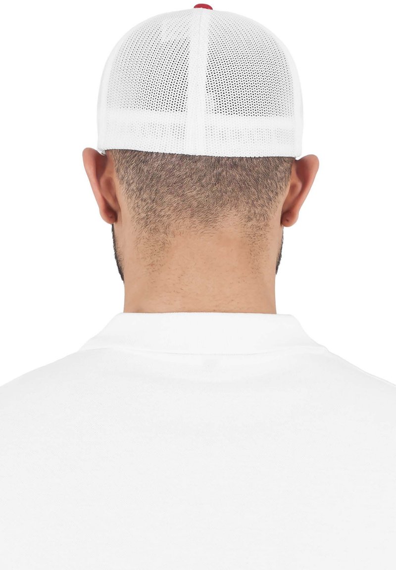 Witte nettenpet met een effen gekleurde bovenkant en een rode accent, gezien vanuit de achterkant, met een ademend ontwerp en een verstelbare sluiting.