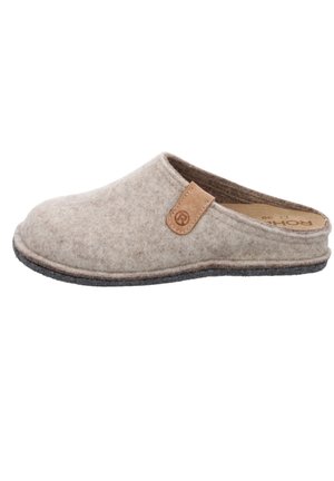Beige wollen vilten pantoffel met een ronde vorm, bruine leren accent vlakbij de opening en een grijze rubberen zool. Zachte textuur, instapontwerp.