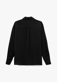 Camicia nera a maniche lunghe realizzata in tessuto morbido, con colletto, polsini con bottoni e una piega centrale sul retro per un maggiore effetto di texture.