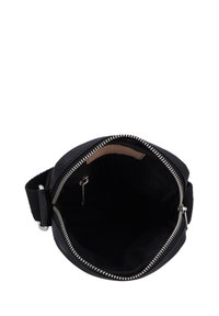 Schwarze Tasche mit rundem Silhouette und Reißverschluss. Das Innere hat eine glatte Textur und eine Tasche mit Reißverschluss zur Sicherung von Gegenständen.