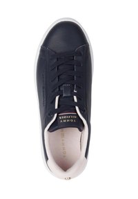 Sneaker in pelle blu con suola bianca. Caratterizzato da design con lacci, marchio dorato e rivestimento interno rosa chiaro. Texture liscia e punta arrotondata.