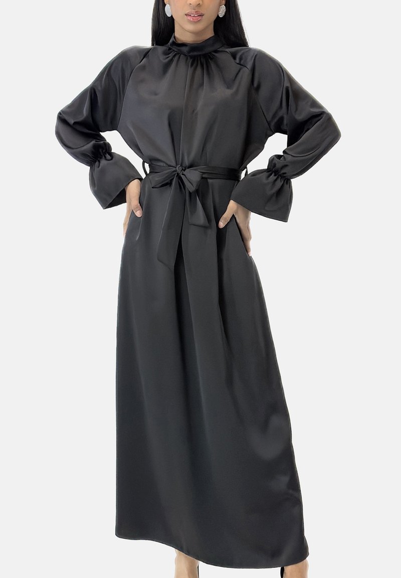 Zwarte satijnen maxi-jurk met een hoge hals, lange pofmouwen en een strikceintuur in de taille, met een gladde textuur en een elegante silhouet.