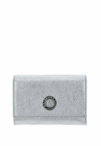 Portefeuille en cuir argenté à finition texturée, avec un logo métallique circulaire en accent sur le devant. Forme compacte et rectangulaire avec une fermeture à rabat.