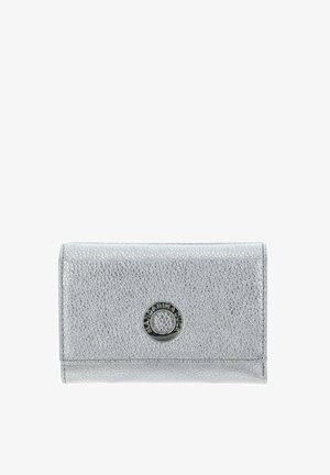 Portefeuille en cuir argenté à finition texturée, avec un logo métallique circulaire en accent sur le devant. Forme compacte et rectangulaire avec une fermeture à rabat.