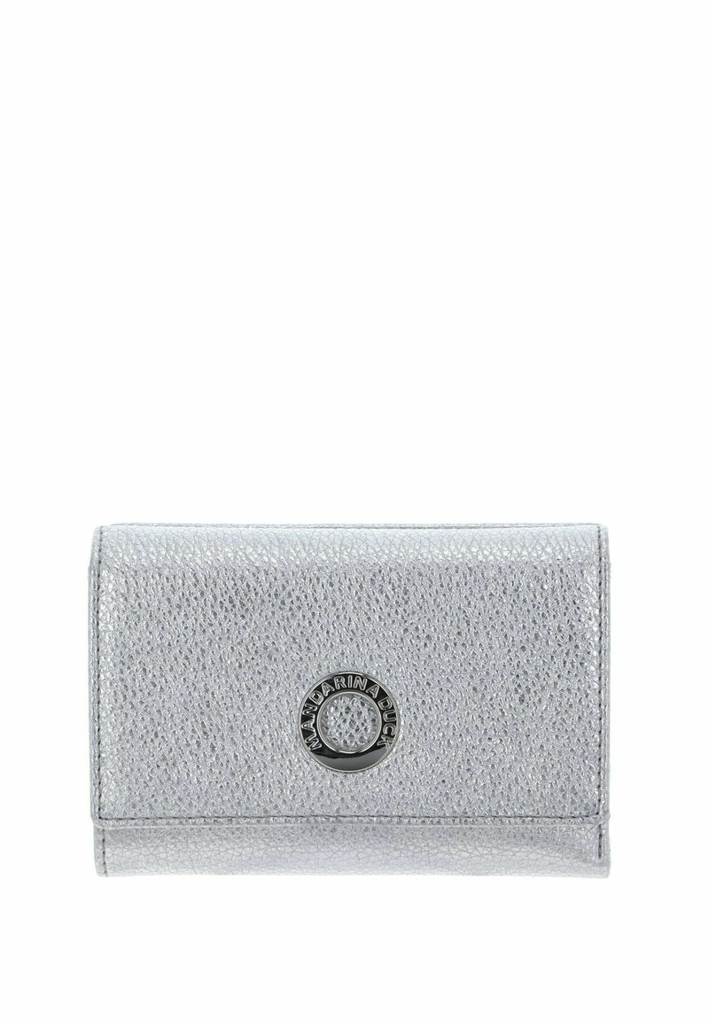 Portefeuille en cuir argenté à finition texturée, avec un logo métallique circulaire en accent sur le devant. Forme compacte et rectangulaire avec une fermeture à rabat.