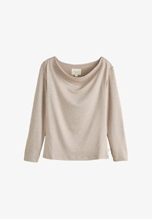 Beiges langärmliges Oberteil mit einem breiten, abgerundeten Ausschnitt und einfachem, weichem Stoff, flach auf weißem Hintergrund ausgelegt.