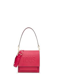 Bolso de mano de cuero rojo con logo "TOUS" en relieve. Cuenta con una correa desmontable y herrajes dorados. Diseño estructurado con cierre de solapa y bolsillo frontal.