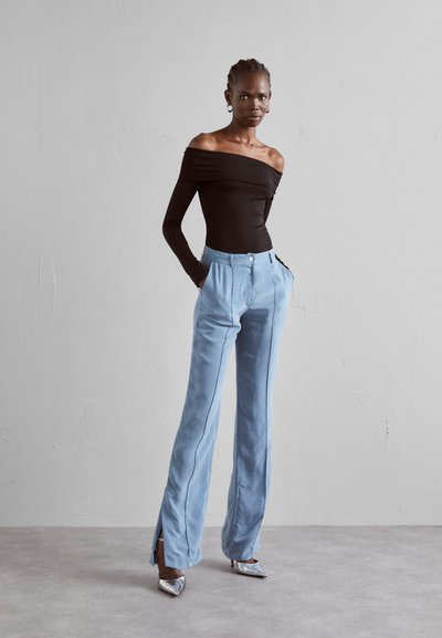 Materiel CAPE SLEEVE BODY - Trükipildiga T-särk - black