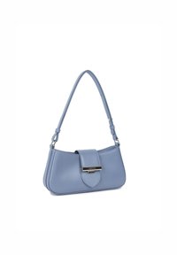 Borsa a tracolla in pelle azzurro chiaro con forma arrotondata, tracolla regolabile, chiusura a pattina e dettagli in metallo argentato sul davanti.