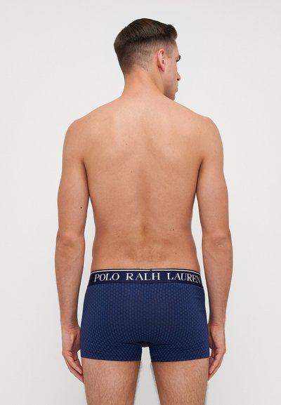 Boxeri navy cu textură de fagure și un tiv de talie cu logo în contrast. Designul are o formă ajustată, potrivită pentru purtarea de zi cu zi.
