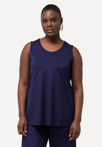 Top senza maniche di colore blu navy realizzato in tessuto morbido, con scollatura rotonda e vestibilità rilassata, abbinato a pantaloni coordinati.