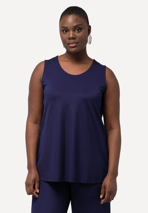 Top sin mangas en color navy, hecho de una tela suave, con un escote redondo y un corte relajado, combinado con pantalones a juego.