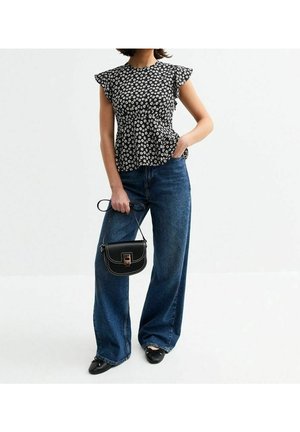Sort blomstret peplum-top med volangærmer, parret med brede blå denimjeans og en lille sort crossbody taske.