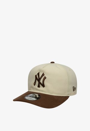 Cappellino beige e marrone con logo NY ricamato marrone sul davanti e adesivo sulla visiera marrone che mostra i dettagli del cinturino "9FIFTY".