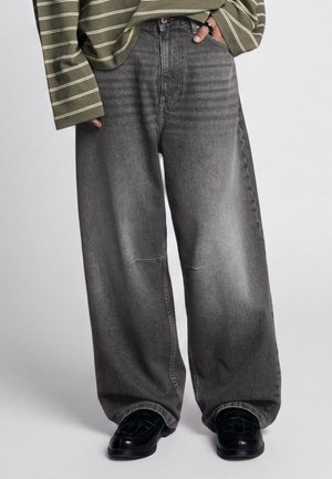 Bershka, WITH BACK BUCKLE - NEO BARREL JEANS - Jean coupe décontractée - mottled dark grey