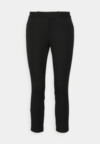 Pantalones ajustados negros hechos de una tela suave, con cremallera, trabillas para cinturón y bolsillos laterales, con un corte entallado que se estrecha en los tobillos.